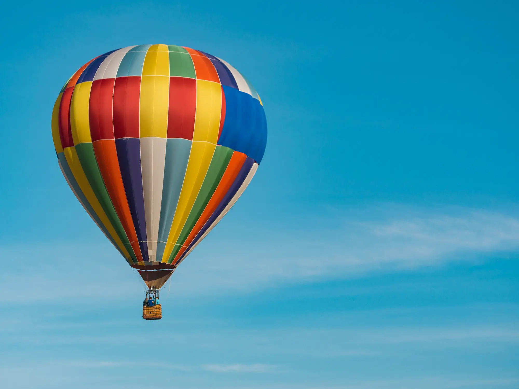 Heißluftballonfahrt über die malerischen Landschaften Sri Lankas bei Sonnenaufgang