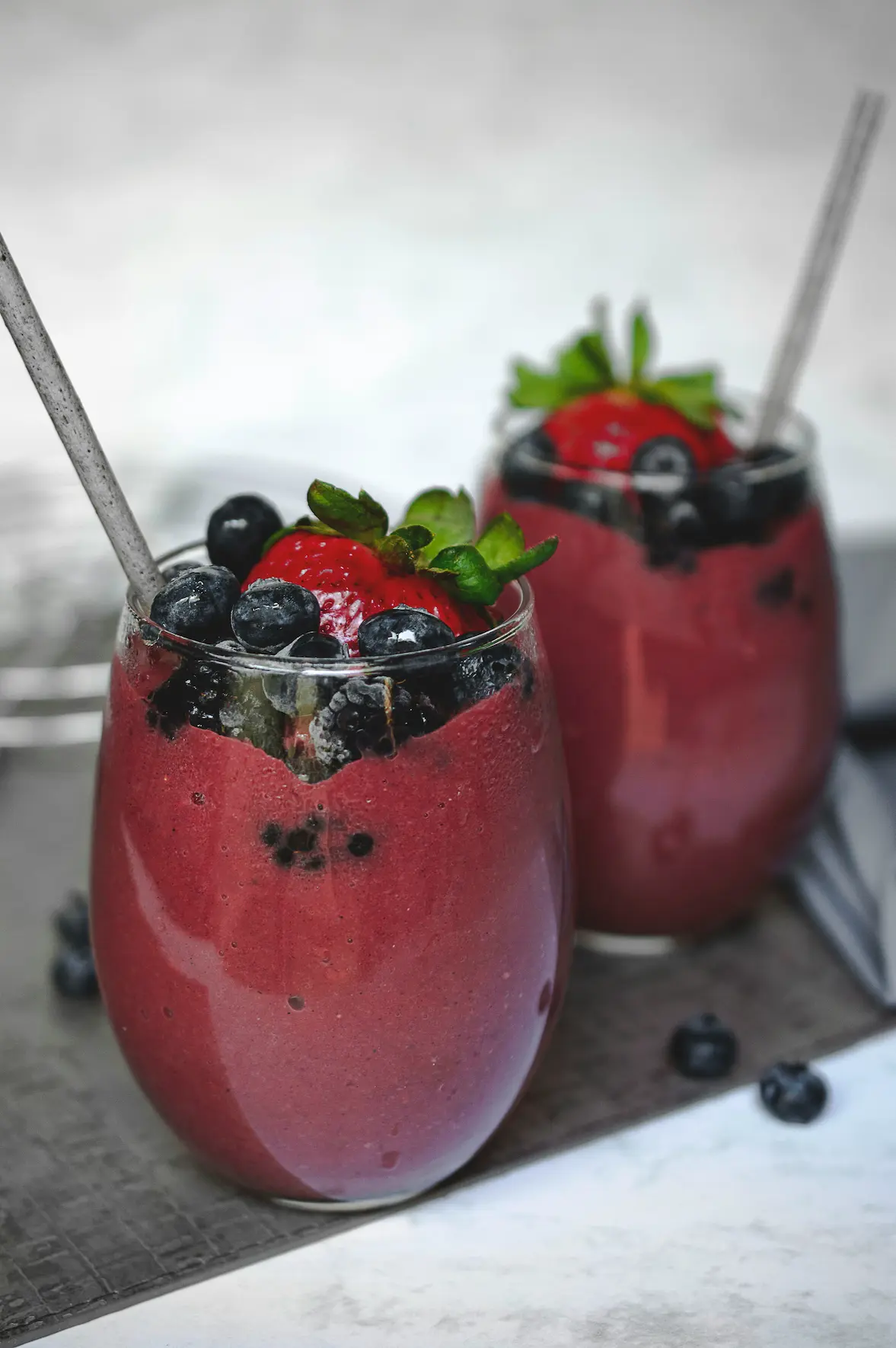Erfrischender tropischer Frucht-Smoothie aus frischen Früchten in Sri Lanka