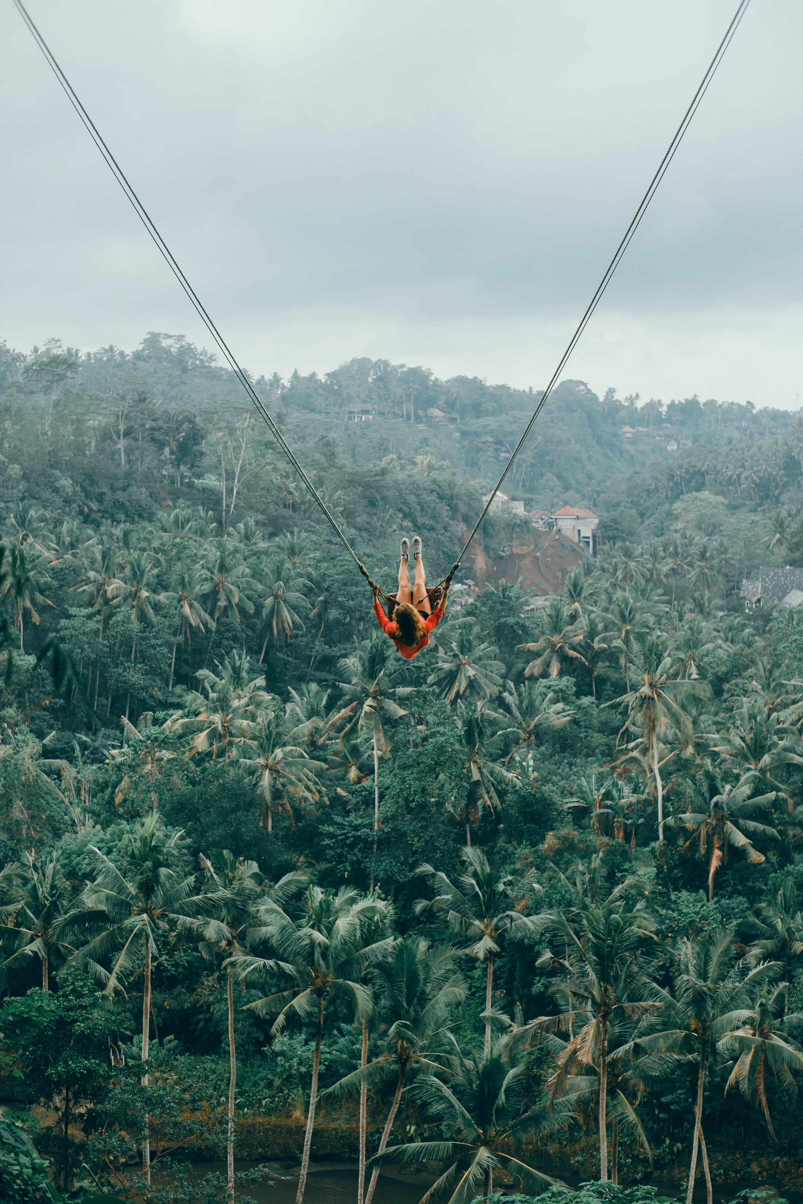 Spektakuläres Ziplining über die grünen Berglandschaften von Ella in Sri Lanka
