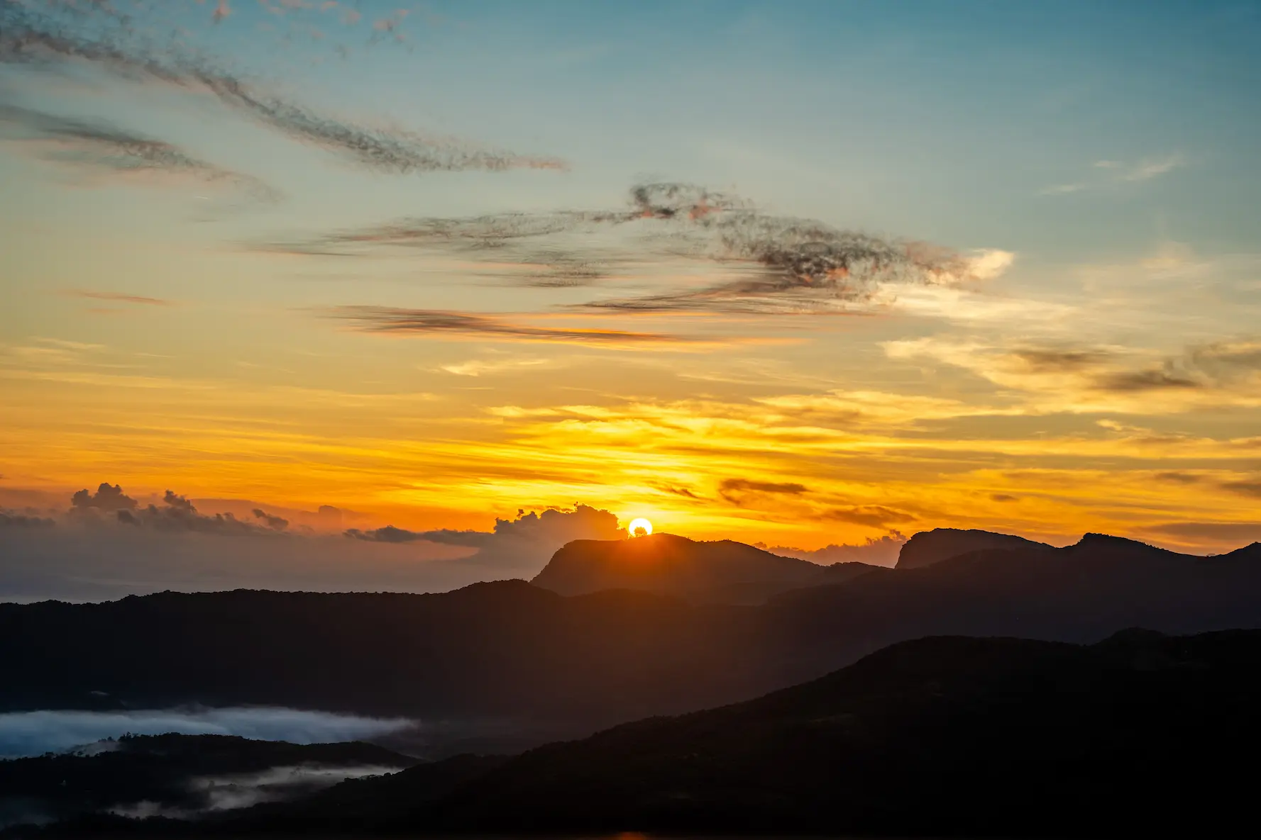Goldener Sonnenaufgang über der tropischen Landschaft Sri Lankas