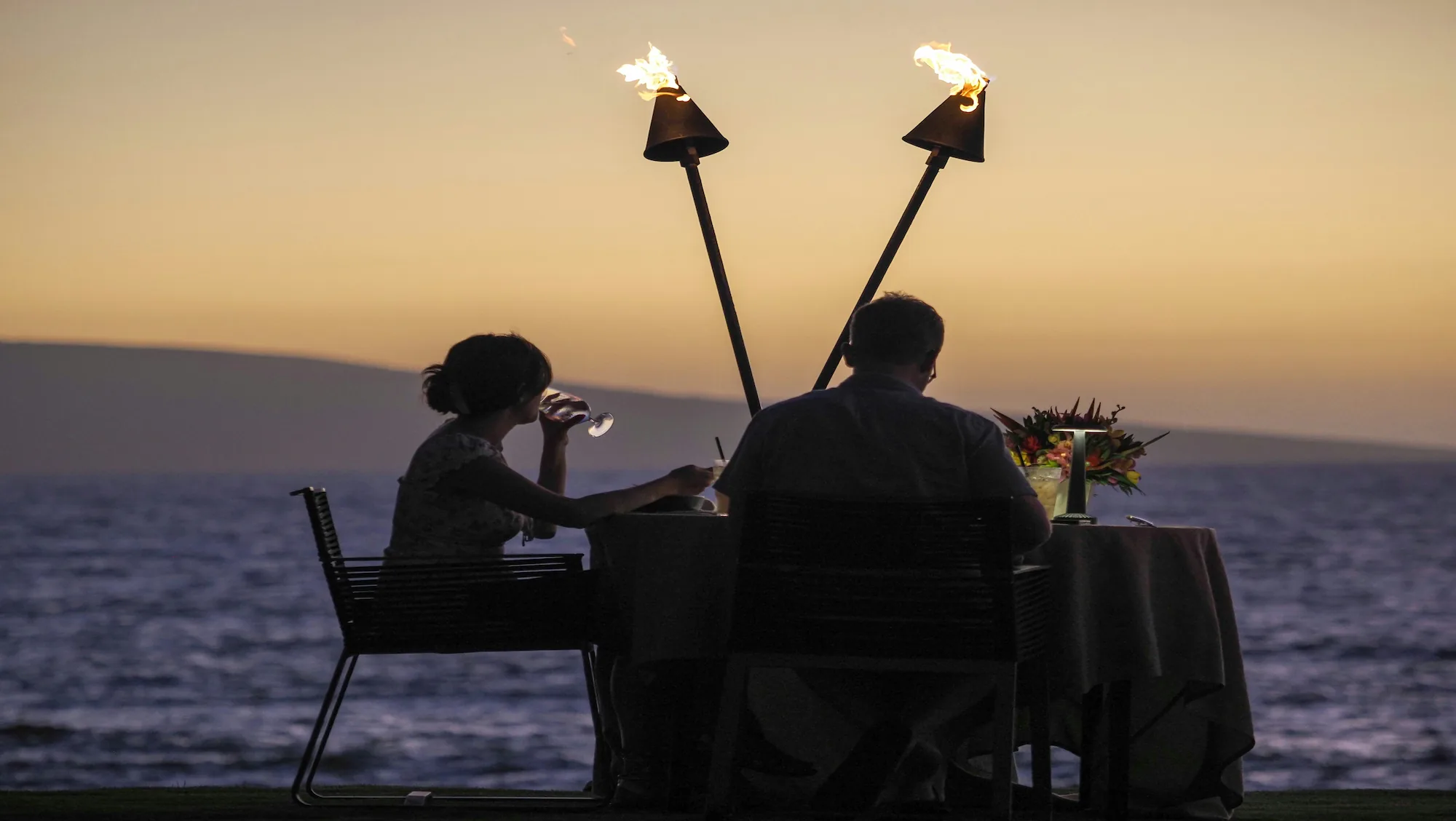 Romantisches Candle-Light-Dinner am goldenen Sandstrand der Südküste Sri Lankas