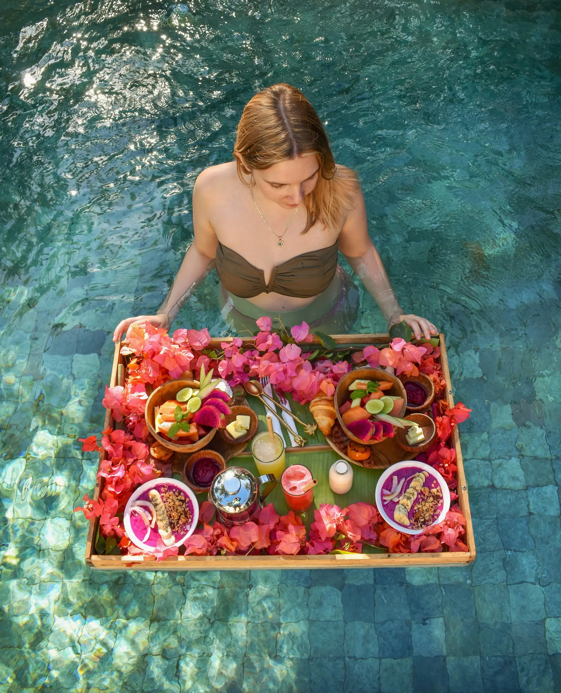 Romantisches Floating Breakfast im privaten Pool eines Luxusresorts in Sri Lanka
