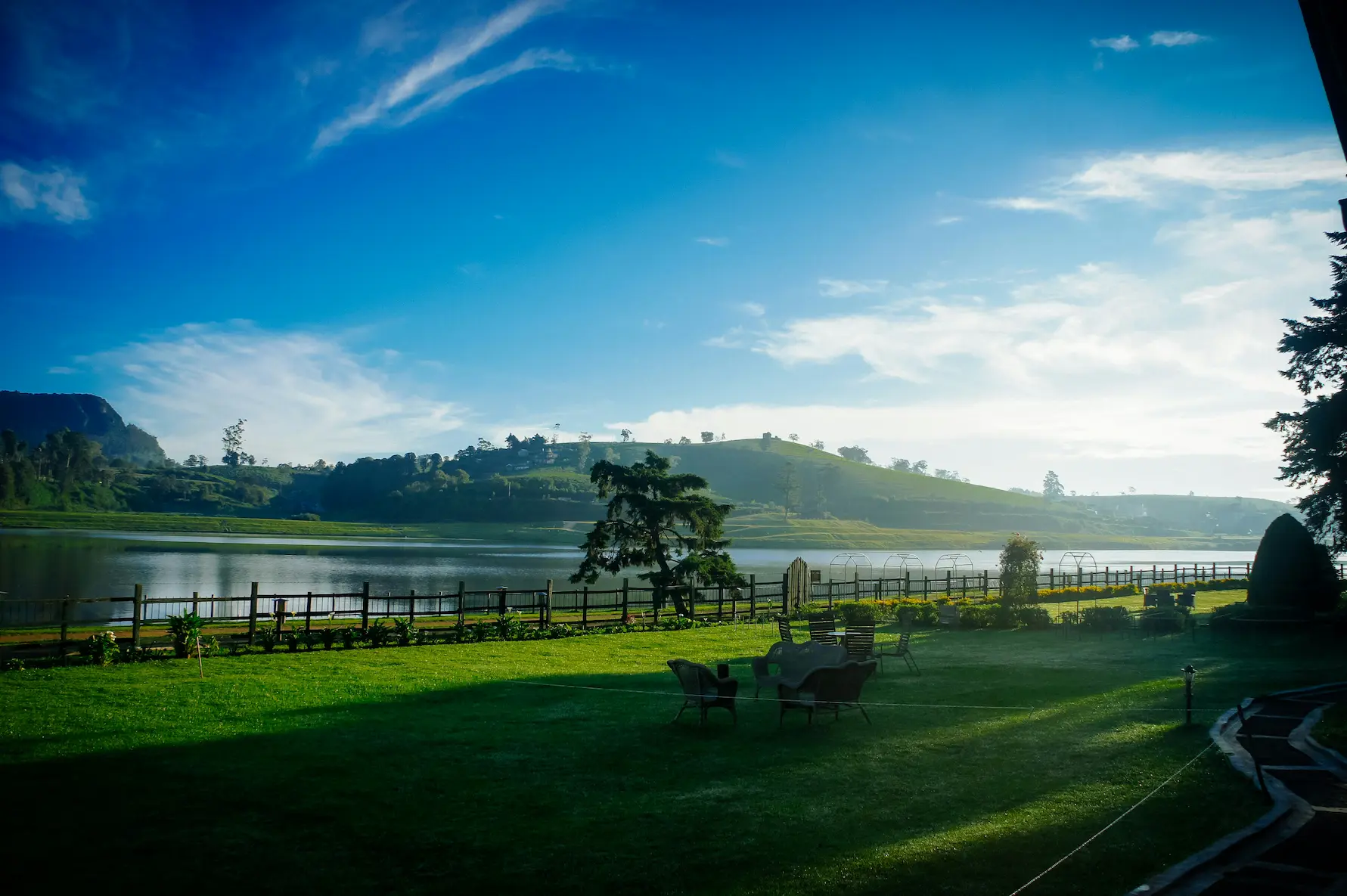 Romantische Teelandschaften und nebelverhangene Hügel in Nuwara Eliya im Hochland Sri Lankas
