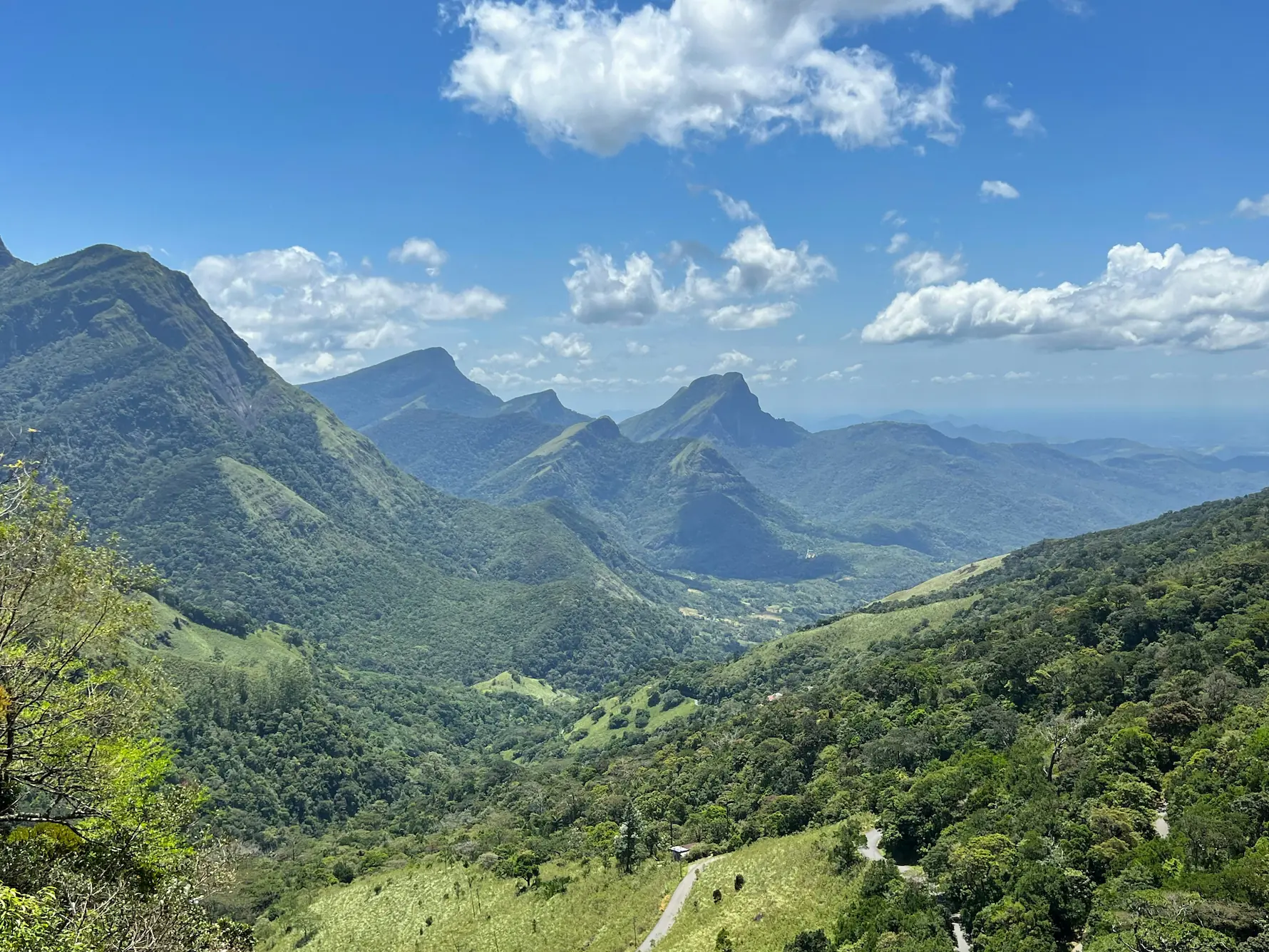 Beeindruckende Berggipfel und üppig grüne Naturlandschaften des Knuckles-Gebirges in Sri Lanka